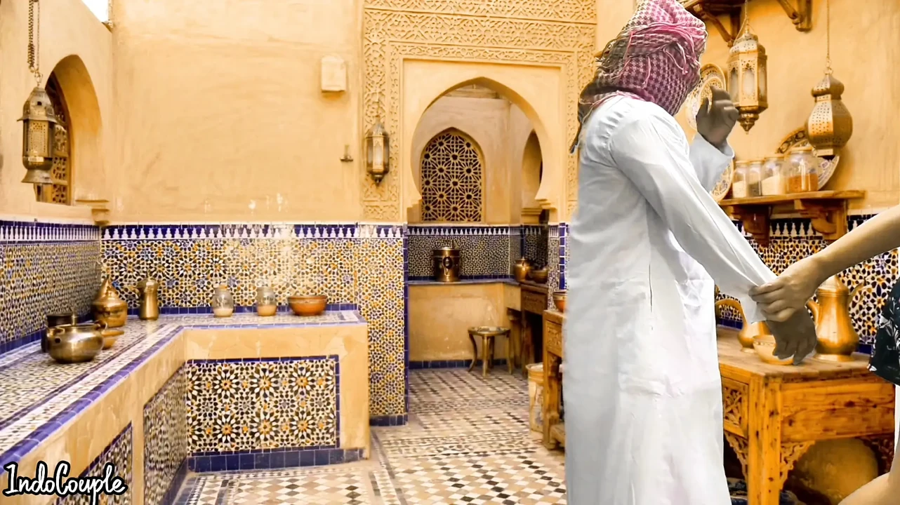 Marido saudita e esposa iraniana em cozinha