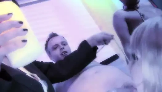 Vahşi kızlar grup seks düşkünü yakın çekimde sert olsun