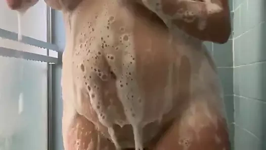 Kalın seksi çıplak sikik vücudumu duşta yıkıyorum