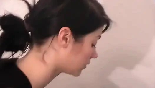 Küller ona yapışsın diye yüzüne tükürüyor