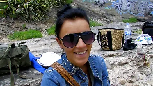 Dövmeli genç sürtük plajda oldukça sert sikiliyor