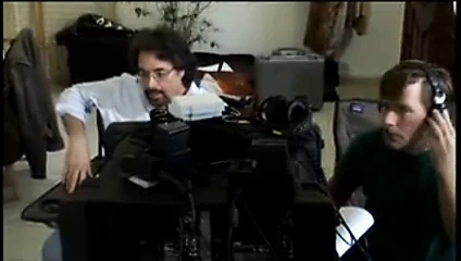 Yönetmen denetler ve film adam kanepede güzel esmer delme