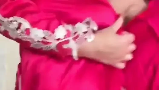 Desi milf gösterilen ona vücut içinde pembe robe