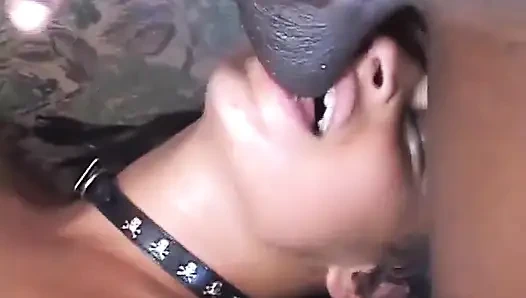 Ağızda amcıkta dev siyah penis... ağzına boşalma