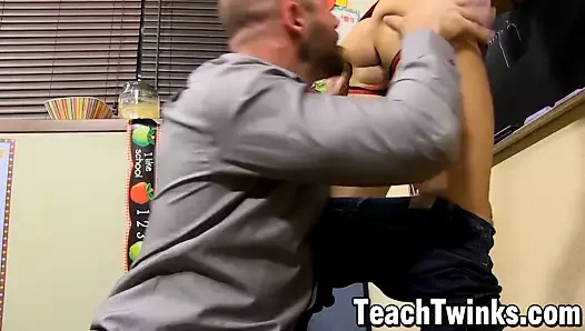 Meraklı öğretmen sevimli bir öğrenciyi baştan çıkarır ve kıçını sikikleri