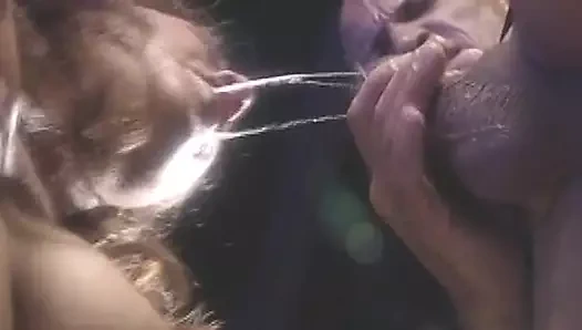 Nikita Denise yoğun bir bağ içinde