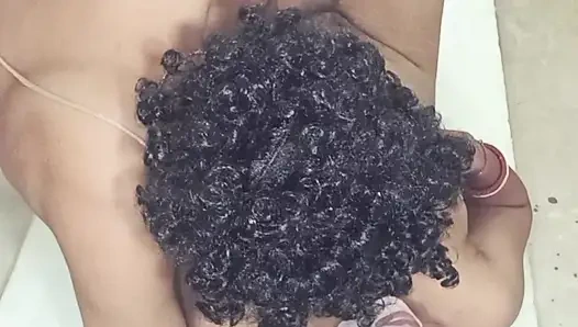 Azgın desi çift tatmin olana ve karnına kısa boşalana kadar emiyor ve sikişiyor
