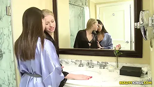 Birlikte yaşıyoruz - shyla ve avril birlikte biraz yalnız vakit geçirmek istedi, bu yüzden lüks bir otelde kaldılar