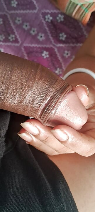 Desi Assamlı kız erkek arkadaşının büyük sikine el ve oral yapıyor