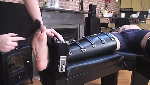 İki eşcinsel adam yoğun bir gıdıklıyor ve ayak fetişi seansı yapıyor. - Dd_6372