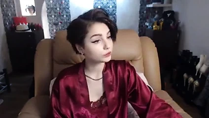 Anna iç çamaşırında bir sigara kamerasına sahip