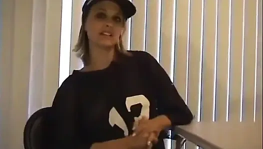 Tomboy Tiffany sert gırtlağına kadar alıyor