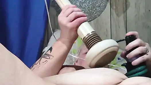 Titreyen titreşimler o kadar yüksek ki roudy'ye boşalıyor