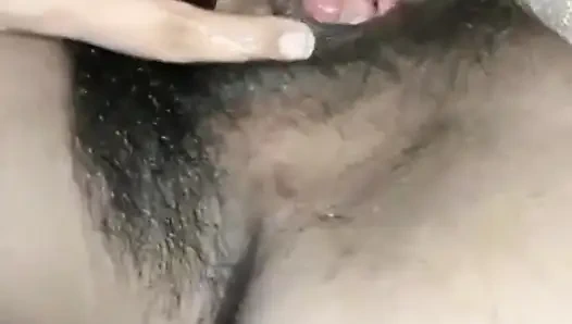 Hintli ateşli kız banyo yapıyor ve kendini parmaklıyor