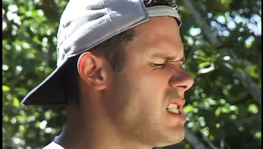 Outdoor hinterm Haus gefickt