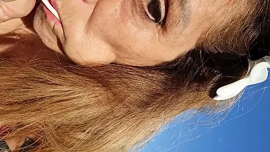 Melissa Johnson sahilde kirazlı lolipop emiyor ve yalıyor