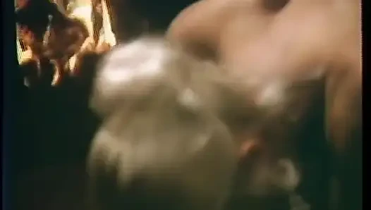 Güzel memeli sarışın paul thomas'ı yerde emiyor ve sikiyor