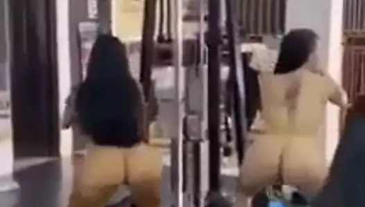 Spor salonunda spor salonu öpücük egzersizi