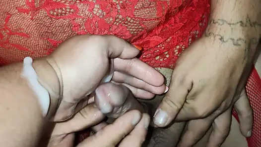 Kırmızı orospu onun cum yiyor. metresi onun yarraktan yeni çıkmış beyaz, taze ve kalın cum ile fahişesini beslemeyi seviyor