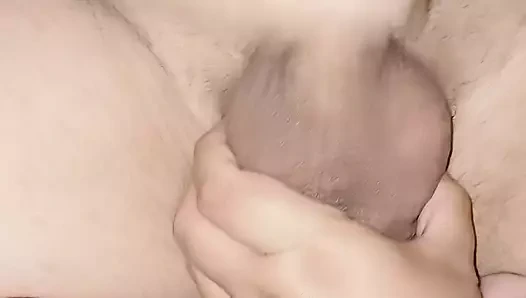 Bella j götünü sikiyor ve ayaklarını ovuyorken, Salvador mastürbasyon yapıyor