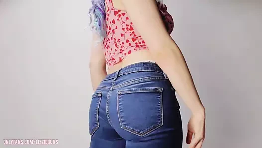 Büyük memeli bebek külotuna soyunuyor