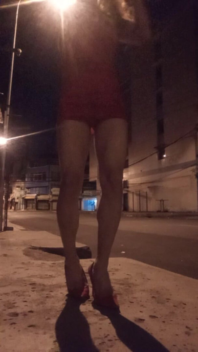 Sürtük gibi seksi elbise ile sokakta kamu