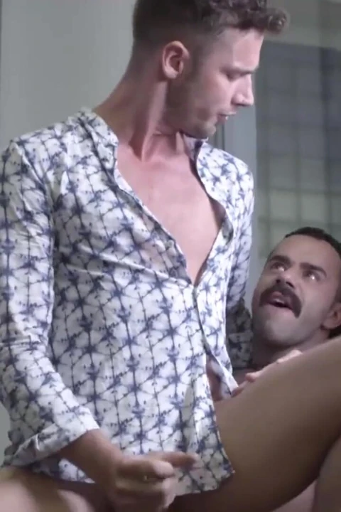 Masqulin - kaslı teddy torres prezervatifsiz sikişiyor