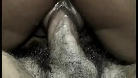 Azgın zenci bebek kanepede amını açıyor ve göğüslerini yalıyor