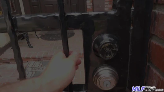 Orta yaşlı seksi kadın Brandi Love röportajdan sonra dölleniyor