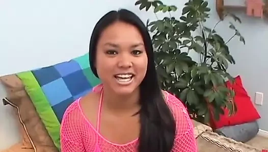 Uzun saçlı seksi kalın genç Asyalı kız yarak emiyor ve döl yiyor bakış açısı