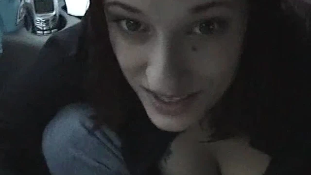 Çarpıcı esmer hatun küçük bir yarakla ustaca sakso çekiyor