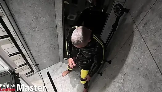 Lastik adam sünnetsiz yarakla işiyor