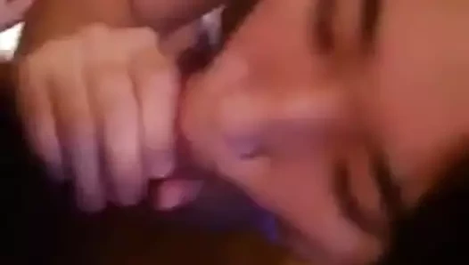 Kız emme ve boşalmak ona ağız