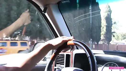 Sevimli esmer zenci bir adam tarafından tavlanıyor