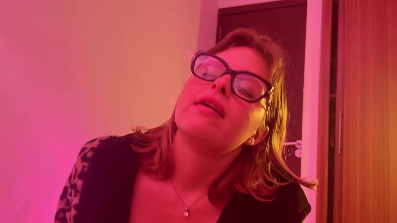 THICK STEPMOM’S HUGE ASS WON’T STOP SHAKING AS SHE FUCKS MY BRAINS OUT