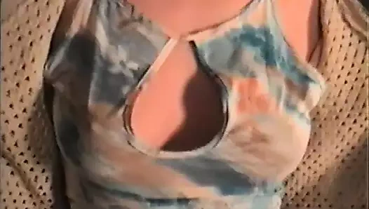 O üniversiteden bir adam sikikleri iken ben esmer dasha teşhirci bir kız telefonda filme