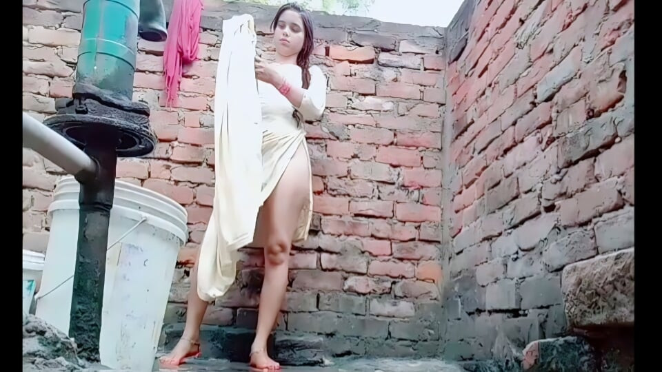 Uzun saçlı esmer genç kız tek başına mastürbasyon yapıyor