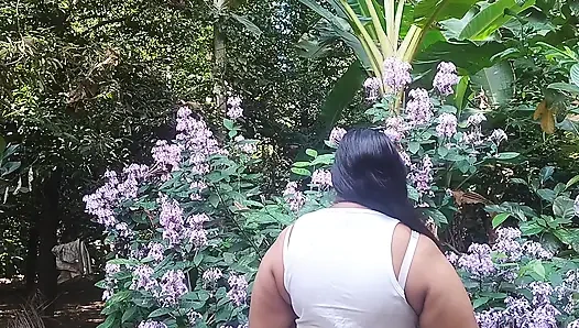 Güzel Desi kız bahçede dışarıda çıplak oluyor