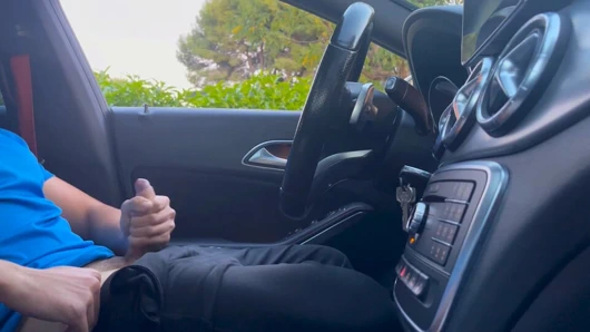 Arabada mastürbasyon yapıyorum ve yoldan geçen bir kız sürprizle herkesin içinde boşalmama yardım ediyor