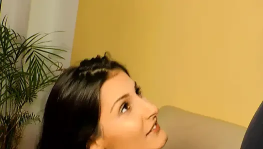 Seksi çift soyunuyor ve erotik sikişiyor