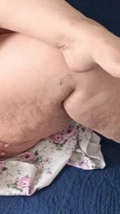 Gerçek büyük götlü orta yaşlı seksi kadın büyük zenci yarağı sevgilisi için soyunuyor. Irklararası yaramaz oyun. | Klip 1
