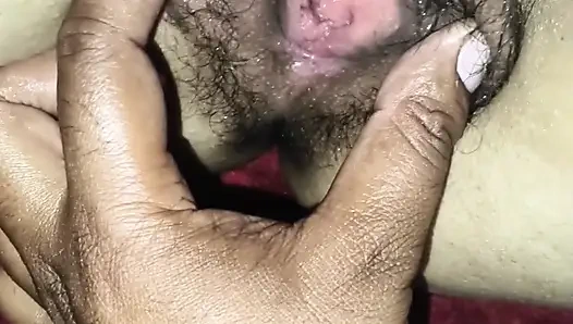 Divya bana elle muamele çekti