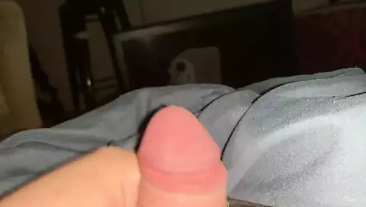 kesilmemiş horoz boşalmak için iki parmak kullanır