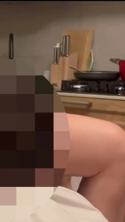 Mutfakta köpek pozisyonunda yalamak sonra kendini parmaklıyor | Klip 1