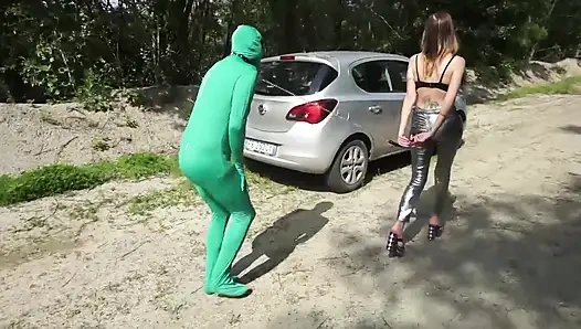 Takım elbiseli köle açık havada kadın egemenliği piliç tarafından cezalandırılıyor