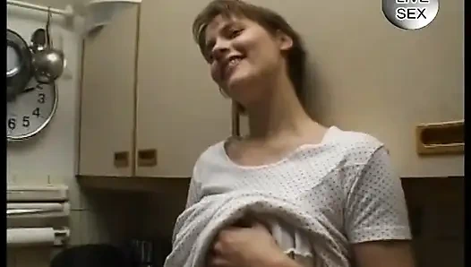 İri göğüslü esmer kadın mastürbasyon yapmadan ve domalarak mastürbasyon yapıyor