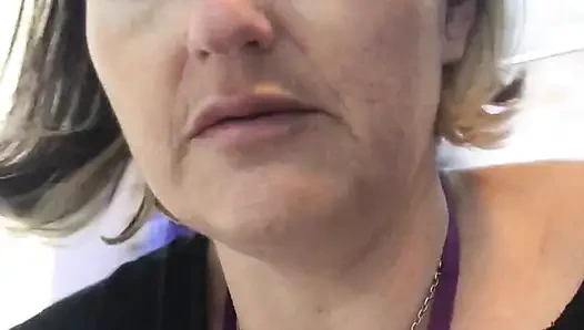 Çıplak bacaklarıma işiyorum