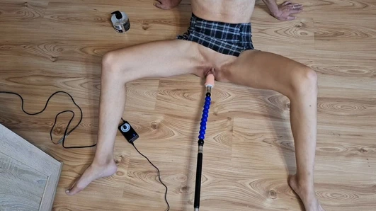 Seks makinesi sıska bir kızın amını sikerek orgazm oluyor