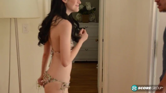 Yaramaz kız Ivy Aura babasının arkadaşı tarafından dölleniyor