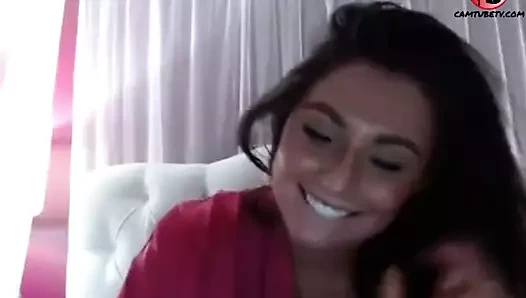 Büyük göğüsler ve tombul kız arkadaş üzerinde pembe vajina